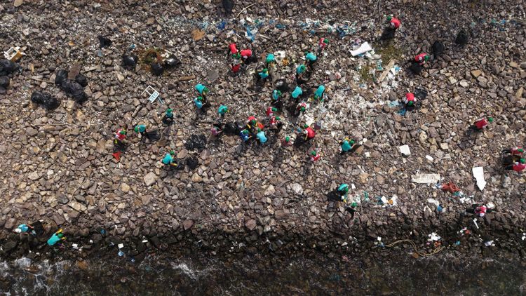 C&aacute;n bộ nh&acirc;n vi&ecirc;n Vingroup chung tay dọn r&aacute;c tại khu vực ghềnh đ&aacute; giữa Bến t&agrave;u khu du lịch Vĩnh Trường v&agrave; Khu đ&ocirc; thị An Vi&ecirc;n