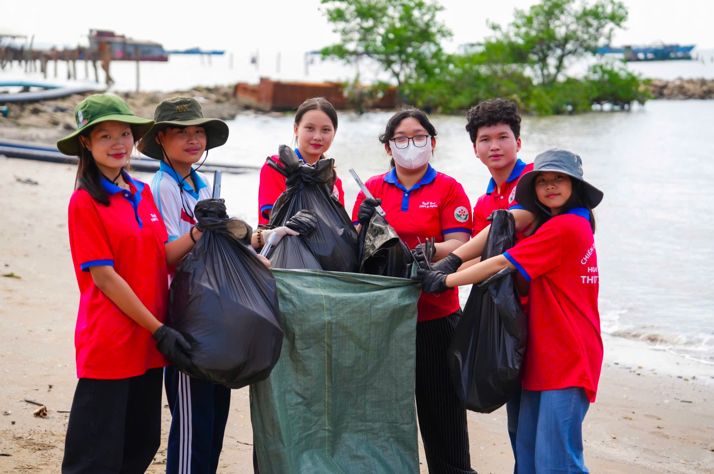 C&aacute;c t&igrave;nh nguyện vi&ecirc;n hăng say h&agrave;nh động bảo vệ sự xanh - sạch - đẹp cho bờ biển Cần Giờ