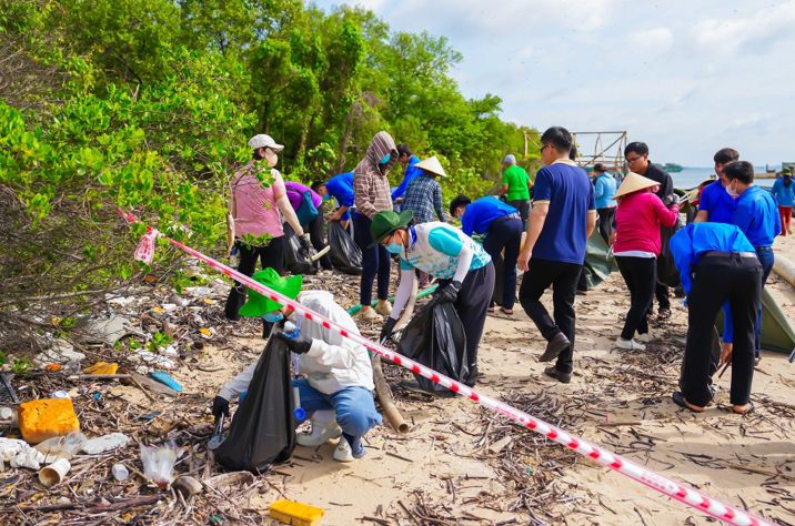 C&aacute;n bộ nh&acirc;n vi&ecirc;n Tập đo&agrave;n Vingroup c&ugrave;ng c&aacute;c t&igrave;nh nguyện vi&ecirc;n đ&atilde; c&ugrave;ng nhau xắn tay &aacute;o, đi dọc bờ c&aacute;t nhặt r&aacute;c, l&agrave;m sạch b&atilde;i biển thị trấn Cần Thạnh