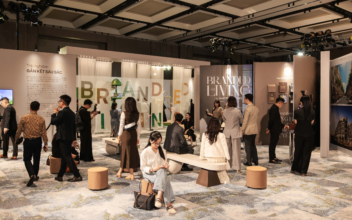 Đ&ocirc;ng đảo kh&aacute;ch h&agrave;ng tham quan triển l&atilde;m trải nghiệm Branded Living &ndash; &rdquo;Thấu&rdquo; s&aacute;ng 19/06/2026 tại Masterise Homes Sales Gallery, Ocean Park 3.