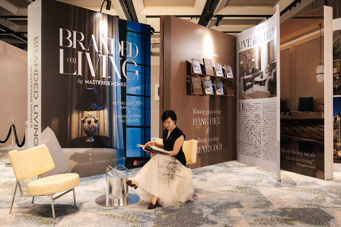 Kh&aacute;ch h&agrave;ng trải nghiệm kh&ocirc;ng gian trưng b&agrave;y Branded Living Magazine.