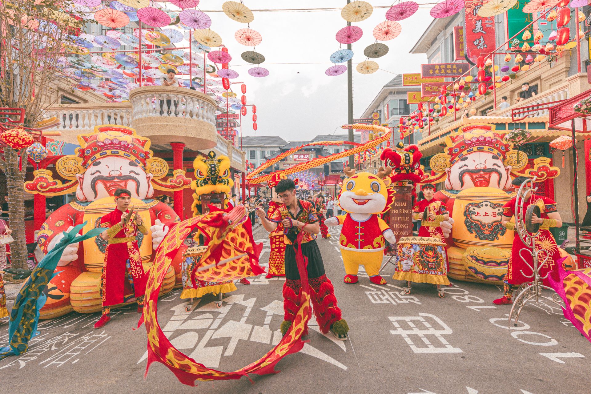 小香港商業街的熱鬧氣氛吸引了許多遊客。  