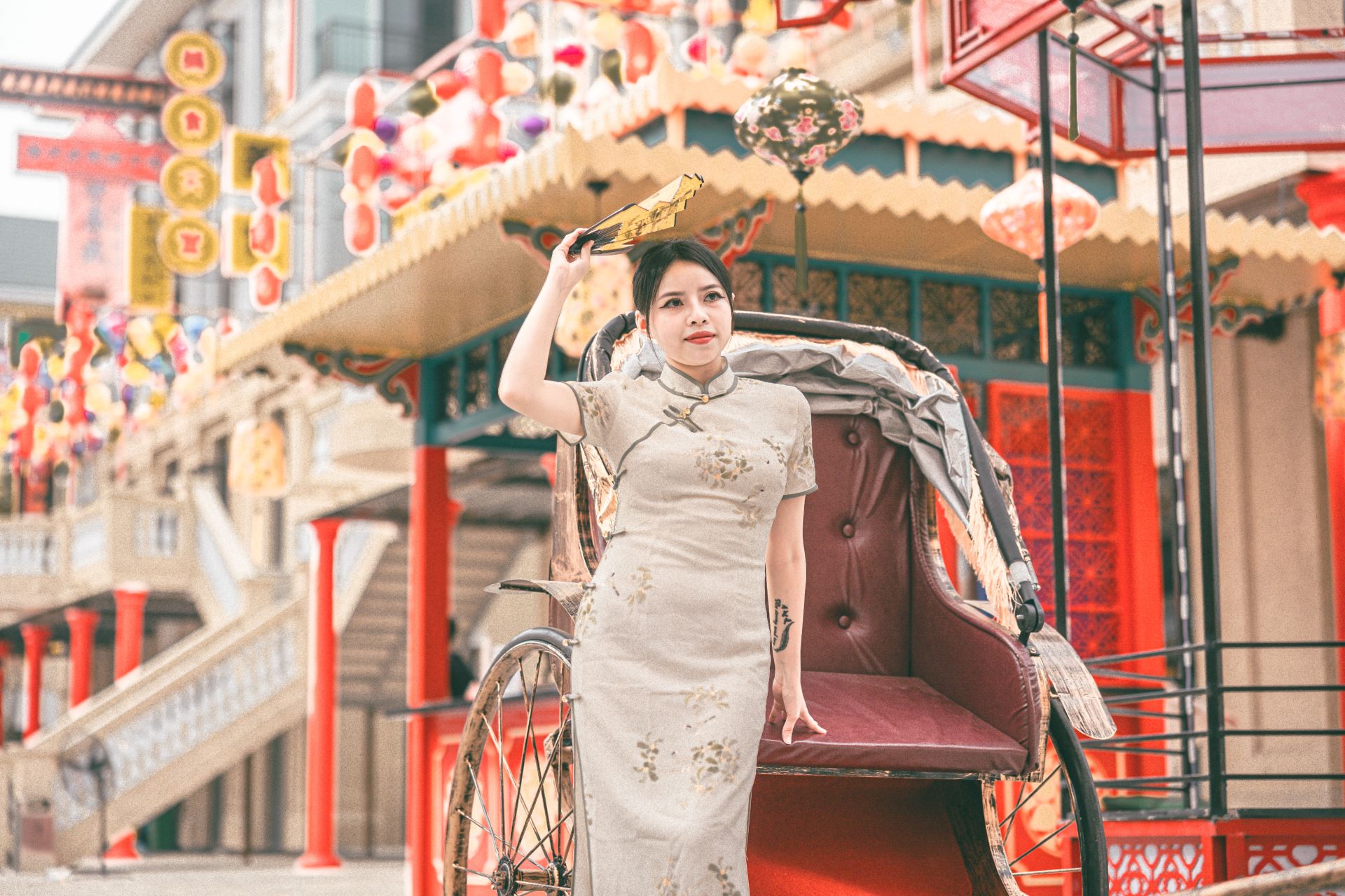 遊客喜歡變身為來自香港文化象徵的各地女士  