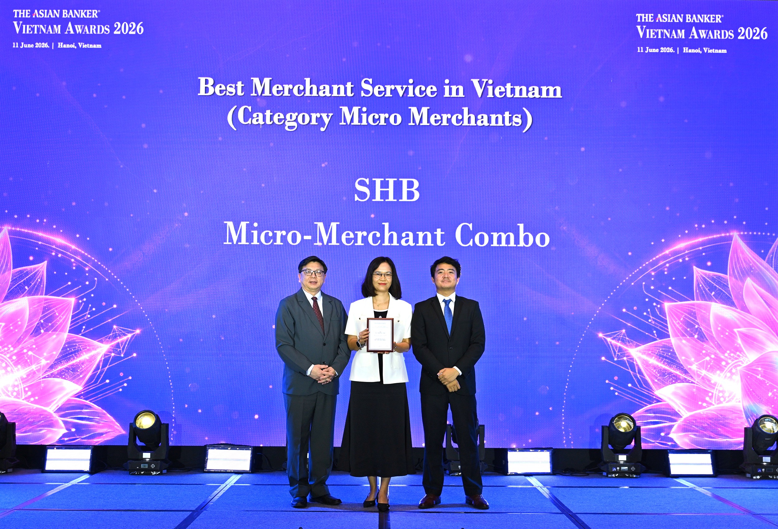 B&agrave; Đo&agrave;n Th&aacute;i Thanh Thủy &ndash; Ph&oacute; gi&aacute;m đốc Khối Ng&acirc;n h&agrave;ng B&aacute;n lẻ SHB đại diện Ng&acirc;n h&agrave;ng nhận giải thưởng