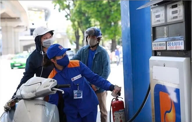 Gi&aacute; xăng tiếp tục giảm s&acirc;u, xuống dưới 20.000 đồng/l&iacute;t. Ảnh: PLX