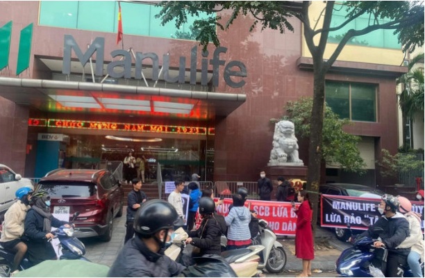 D&iacute;nh l&ugrave;m x&ugrave;m, Manulife trượt khỏi Top 10 c&ocirc;ng ty bảo hiểm nh&acirc;n thọ uy t&iacute;n năm 2023