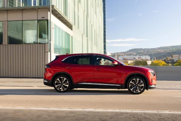 Đổi xăng sang điện, người d&#249;ng Việt hưởng loạt quyền lợi chưa từng c&#243; từ VinFast - Ảnh 1