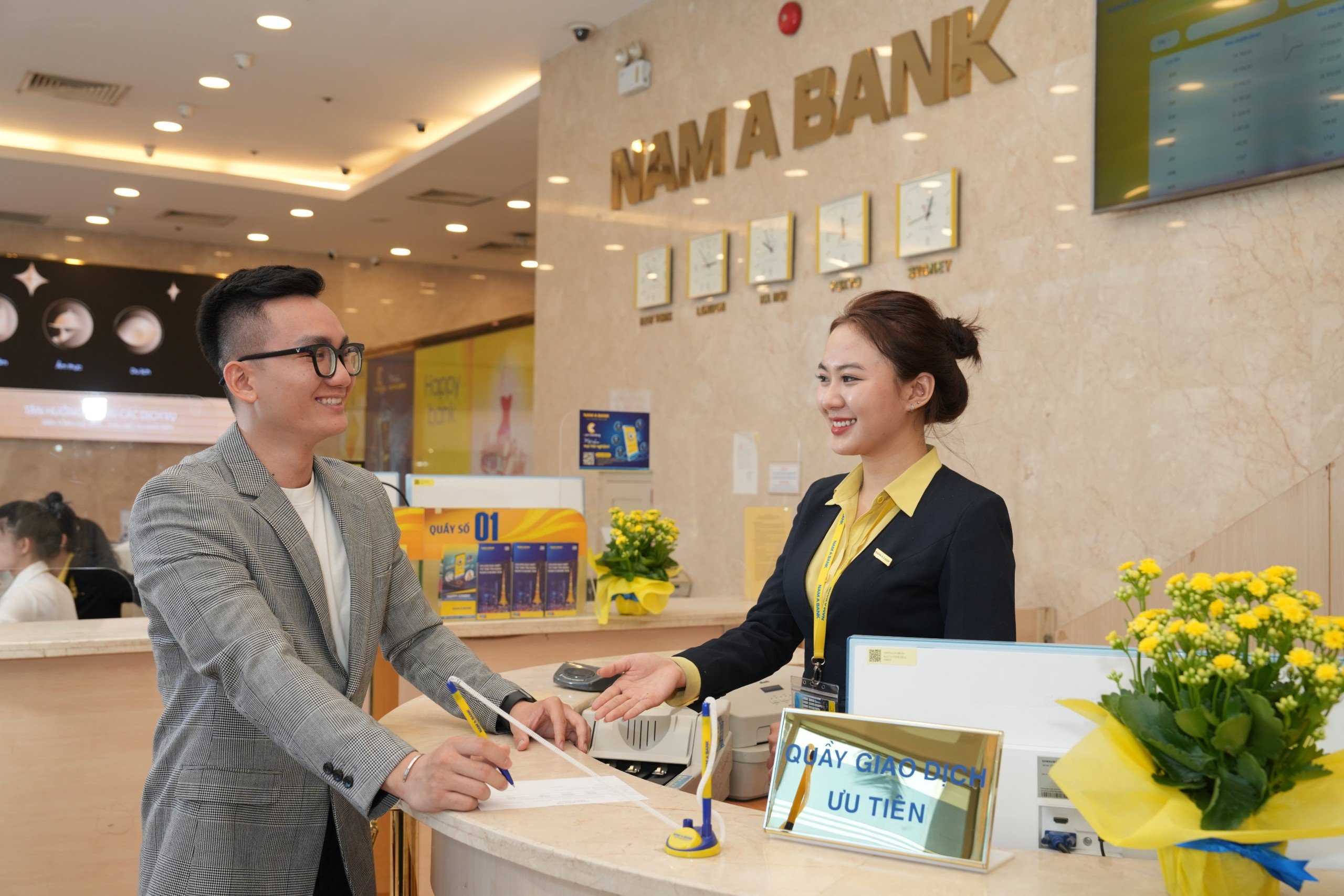 Kh&aacute;ch h&agrave;ng giao dịch tại Nam A Bank. &nbsp;