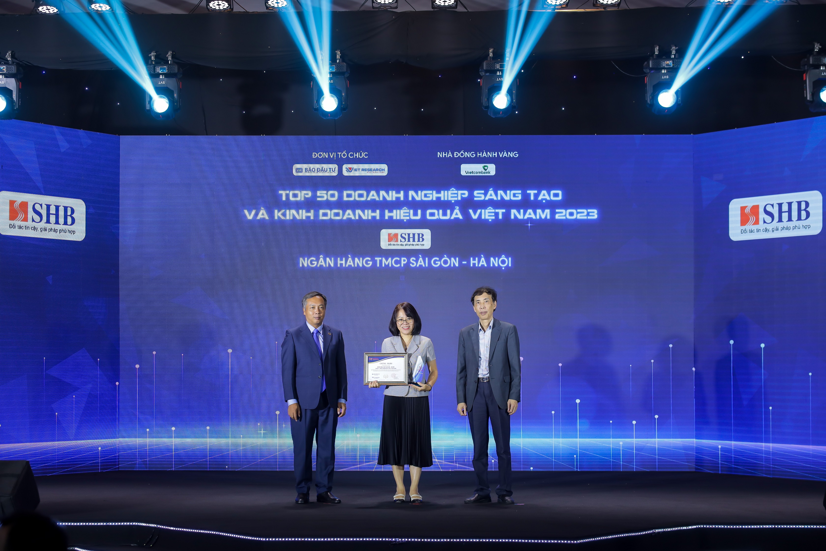 B&agrave; Ho&agrave;ng Thị Mai Thảo &ndash; Ph&oacute; Tổng Gi&aacute;m đốc SHB đại diện ng&acirc;n h&agrave;ng đ&oacute;n nhận giải thưởng