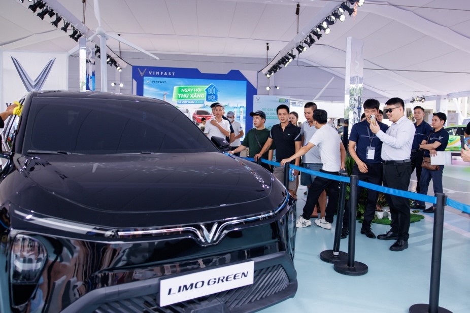 VinFast Limo Green khiến kh&#225;ch Việt m&#234; mẩn tại sự kiện “Thu xăng - Đổi điện” - Ảnh 3