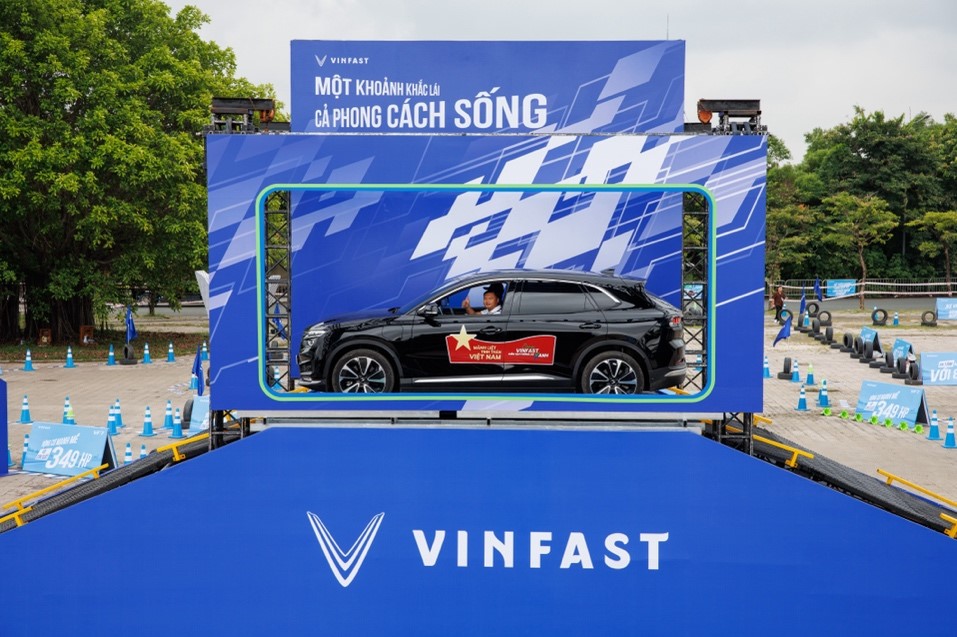 VinFast Limo Green khiến kh&#225;ch Việt m&#234; mẩn tại sự kiện “Thu xăng - Đổi điện” - Ảnh 8