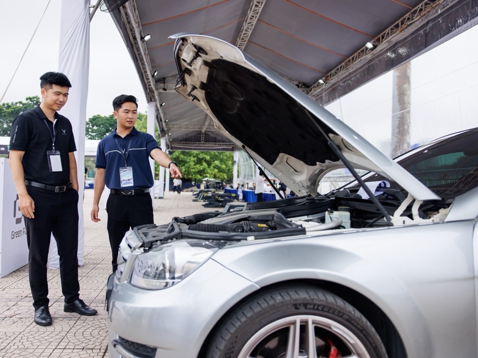 VinFast Limo Green khiến kh&#225;ch Việt m&#234; mẩn tại sự kiện “Thu xăng - Đổi điện” - Ảnh 9