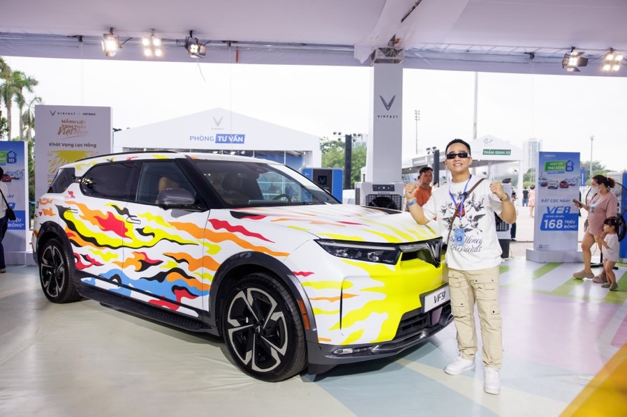 VinFast Limo Green khiến kh&#225;ch Việt m&#234; mẩn tại sự kiện “Thu xăng - Đổi điện” - Ảnh 5