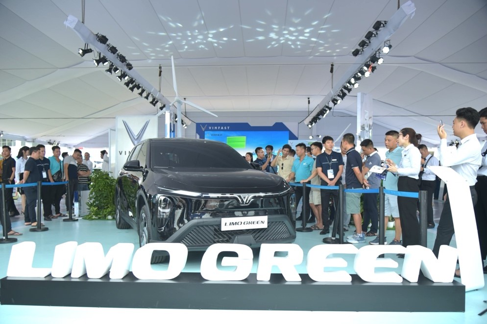 VinFast Limo Green khiến kh&#225;ch Việt m&#234; mẩn tại sự kiện “Thu xăng - Đổi điện” - Ảnh 1
