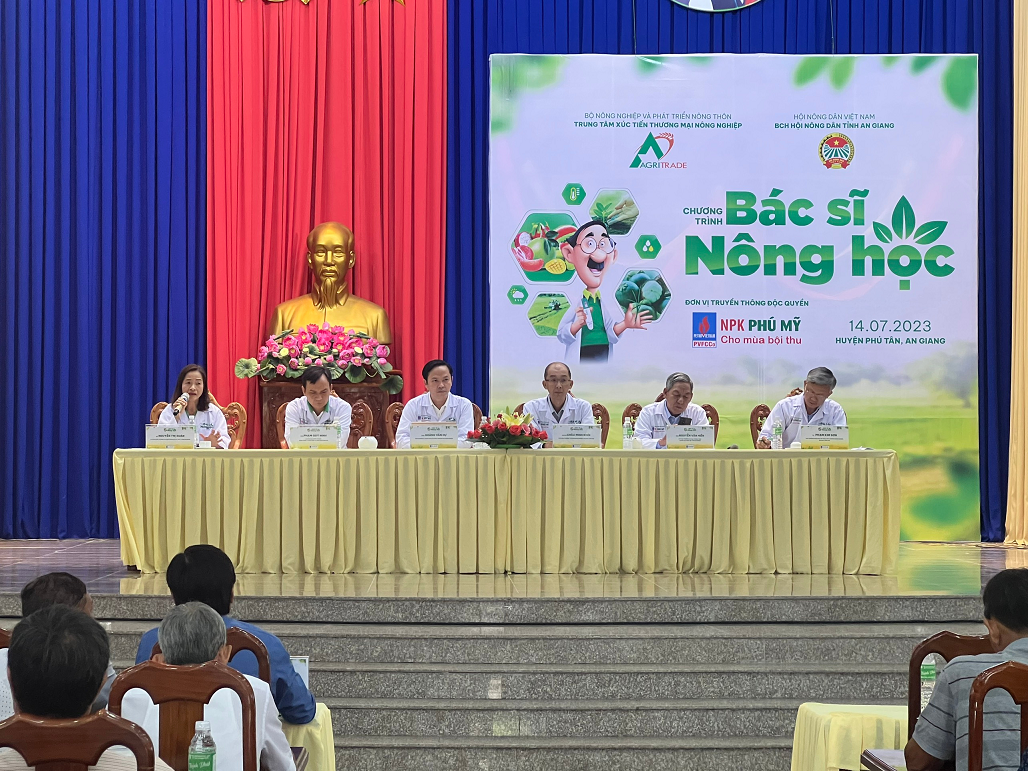 B&aacute;c sĩ n&ocirc;ng học giải đ&aacute;p c&aacute;c thắc mắc, c&acirc;u hỏi của b&agrave; con n&ocirc;ng d&acirc;n tham gia chương tr&igrave;nh