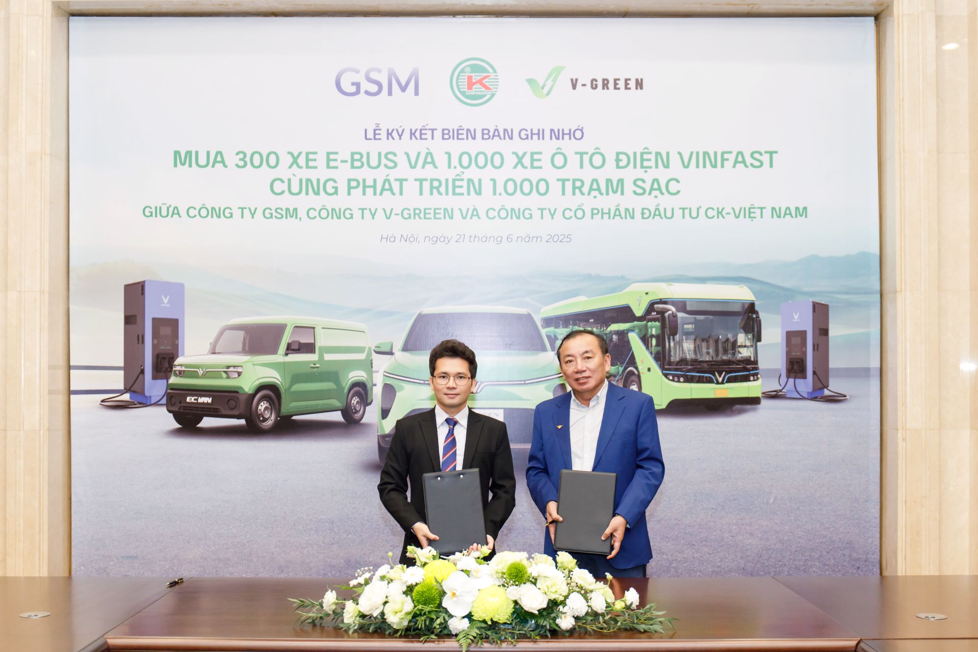 &Ocirc;ng Nguyễn Văn Thanh &ndash; Tổng Gi&aacute;m đốc GSM To&agrave;n cầu v&agrave; &ocirc;ng Nguyễn Văn Kết &ndash; Chủ tịch HĐQT CK Việt Nam tại lễ k&yacute; kết hợp t&aacute;c mở rộng m&ocirc; h&igrave;nh giao th&ocirc;ng thuần điện tại tỉnh Nghệ An &nbsp;