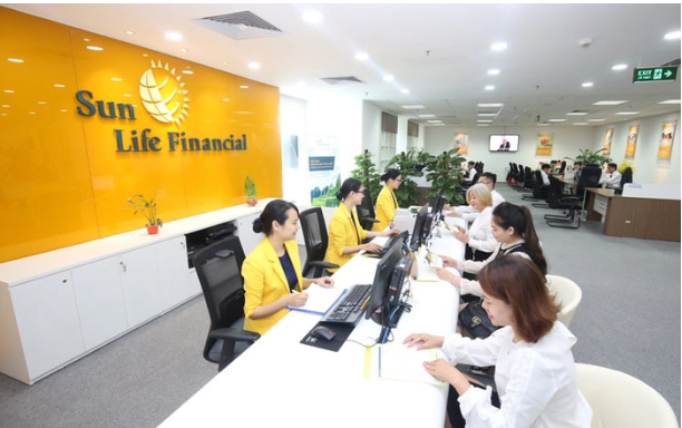 Năm 2021, t&ocirc;̉ng phí bảo hi&ecirc;̉m qua bancass của&nbsp;Sun Life Việt Nam đạt hơn 2.000 tỷ đ&ocirc;̀ng
