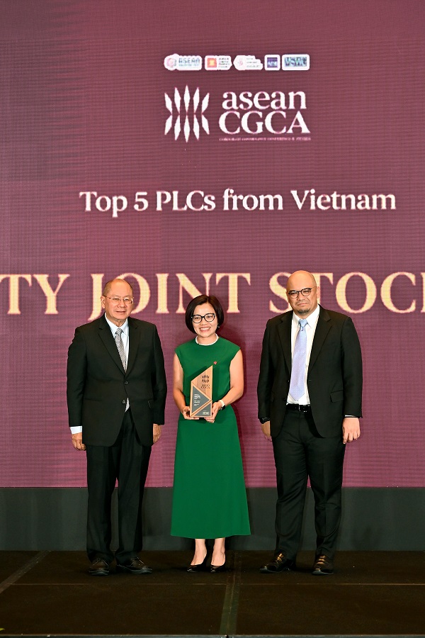 B&agrave; Lưu Thị Thảo, Ph&oacute; Tổng Gi&aacute;m đốc thường trực v&agrave; Gi&aacute;m đốc Điều h&agrave;nh cao cấp VPBank, nhận giải thưởng Top 5 doanh nghiệp c&oacute; đ&aacute;nh gi&aacute; ACGS cao nhất Việt Nam năm 2024.