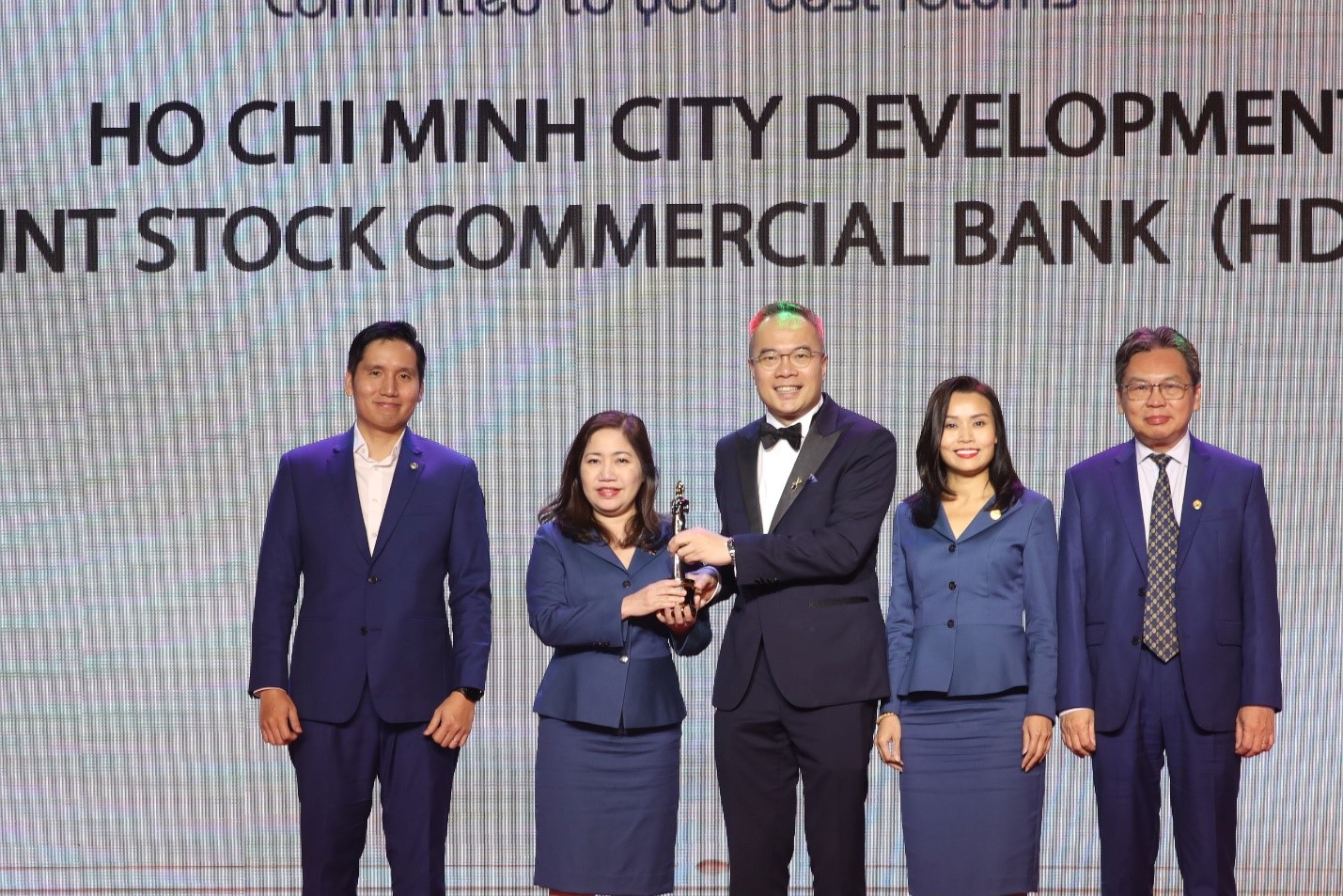 HDBank l&agrave; ng&acirc;n h&agrave;ng duy nhất 6 lần li&ecirc;n tiếp nhận giải &ldquo;Nơi l&agrave;m việc tốt nhất Ch&acirc;u &Aacute; - Best companies to work for in Asia&rdquo; v&agrave; l&agrave; đơn vị duy nhất được vinh danh &ldquo;Doanh nghiệp ti&ecirc;n phong chuyển đổi số&rdquo;.