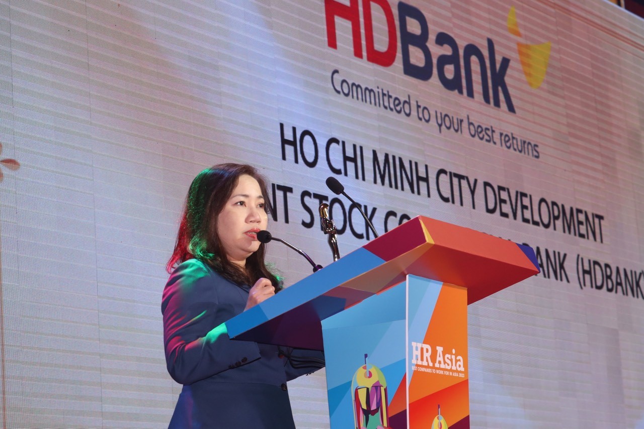 Chị Nguyễn Thị Thanh Thủy &ndash; Ph&oacute; gi&aacute;m đốc Khối Nh&acirc;n sự HDBank chia sẻ: &ldquo;Ch&uacute;ng t&ocirc;i đ&atilde; v&agrave; đang nỗ lực x&acirc;y dựng chiến lược con người để biến ng&ocirc;i nh&agrave; HDBank l&agrave; ng&ocirc;i nh&agrave; hạnh ph&uacute;c nhất&nbsp; - nơi m&agrave; c&aacute;c CBNV ngo&agrave;i c&ocirc;ng việc hằng ng&agrave;y c&ograve;n c&oacute; thể cảm nhận được niềm vui v&agrave; gi&aacute; trị của cuộc sống m&agrave; Ng&acirc;n h&agrave;ng mang đến cho họ&rdquo;.