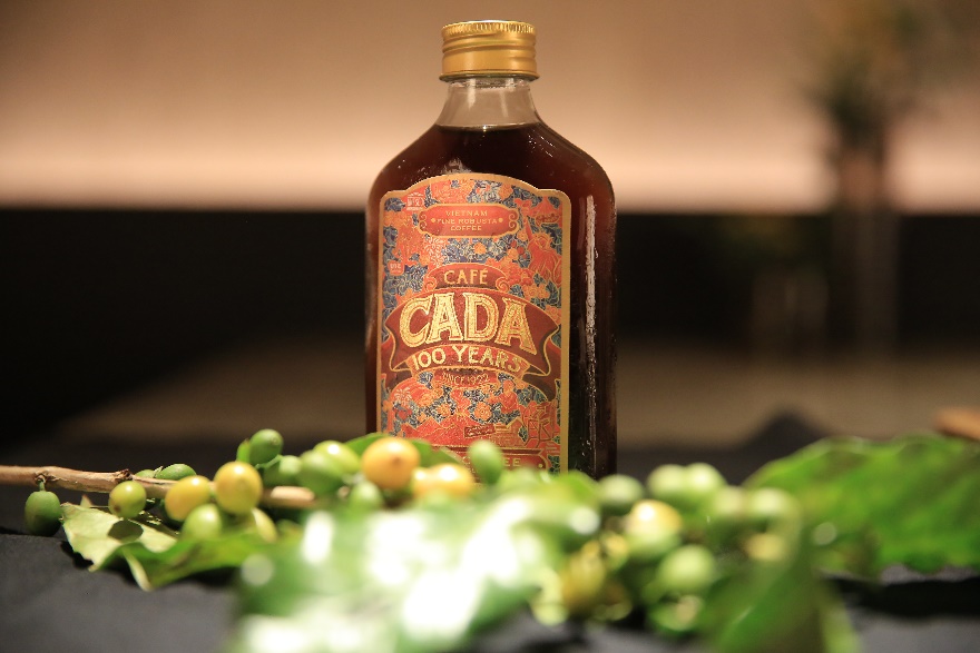 Tuyệt t&aacute;c c&agrave; ph&ecirc; đặc sản CADA được giới thiệu với 2 phi&ecirc;n bản l&agrave; c&agrave; ph&ecirc; rang mộc v&agrave; c&agrave; ph&ecirc; ủ lạnh.