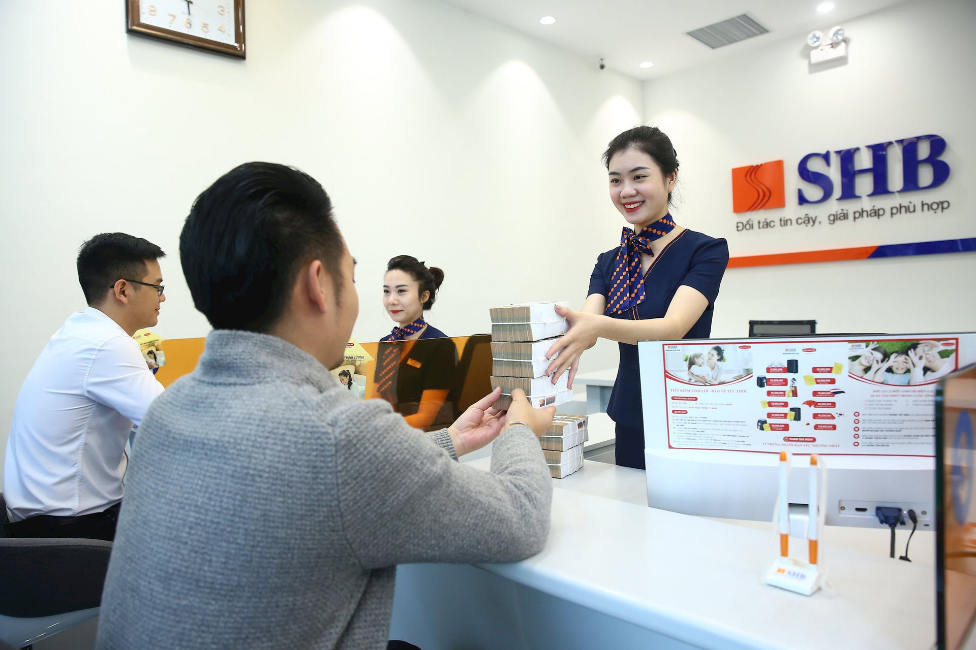 Từ th&#225;ng 8, người d&#226;n c&#243; thể r&#250;t gốc một phần tiền gửi trước hạn tại ng&#226;n h&#224;ng - Ảnh 2