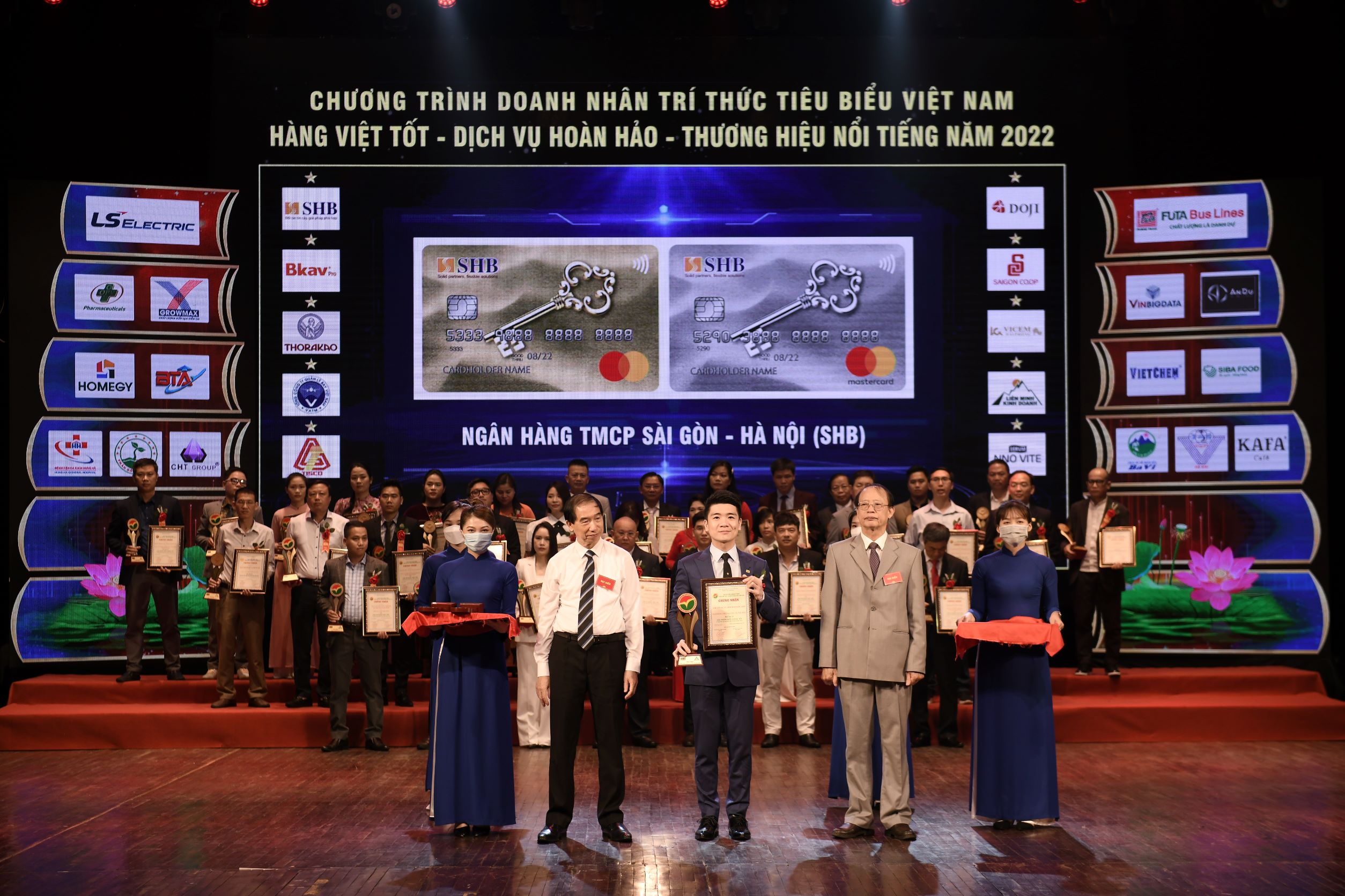 Thẻ SHB MasterCard được vinh danh &ldquo;Top 10 sản phẩm chất lượng tốt v&igrave; người ti&ecirc;u d&ugrave;ng năm 2022&rdquo;