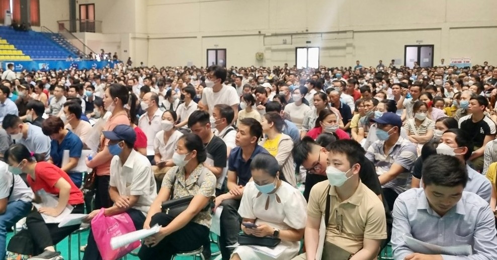 Những &ldquo;biển người&rdquo; xếp h&agrave;ng l&agrave;m thủ tục mua NƠXH cho thấy nhu cầu sở hữu nh&agrave; ở đang rất lớn.