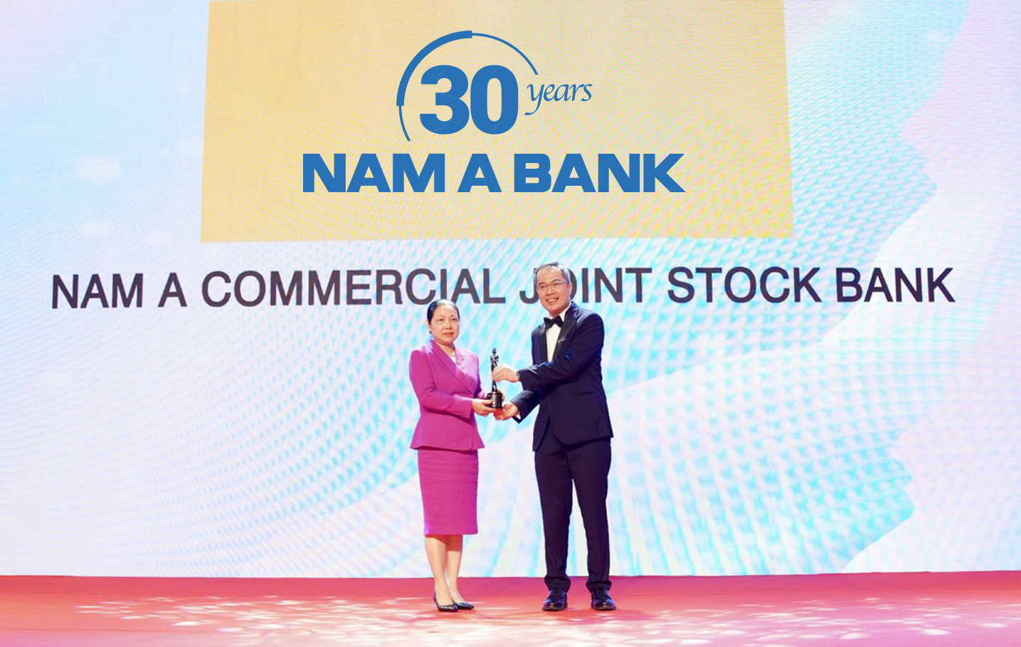 Đại diện Nam A Bank nhận giải thưởng &ldquo;Nơi l&agrave;m việc tốt nhất ch&acirc;u &Aacute; 2022&rdquo;