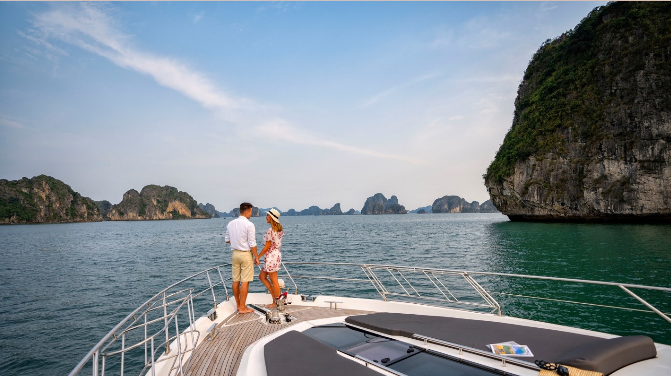 Du kh&aacute;ch kh&aacute;m ph&aacute; Vịnh Hạ Long tr&ecirc;n du thuyền ri&ecirc;ng. (H&igrave;nh ảnh: FLC Hạ Long)
