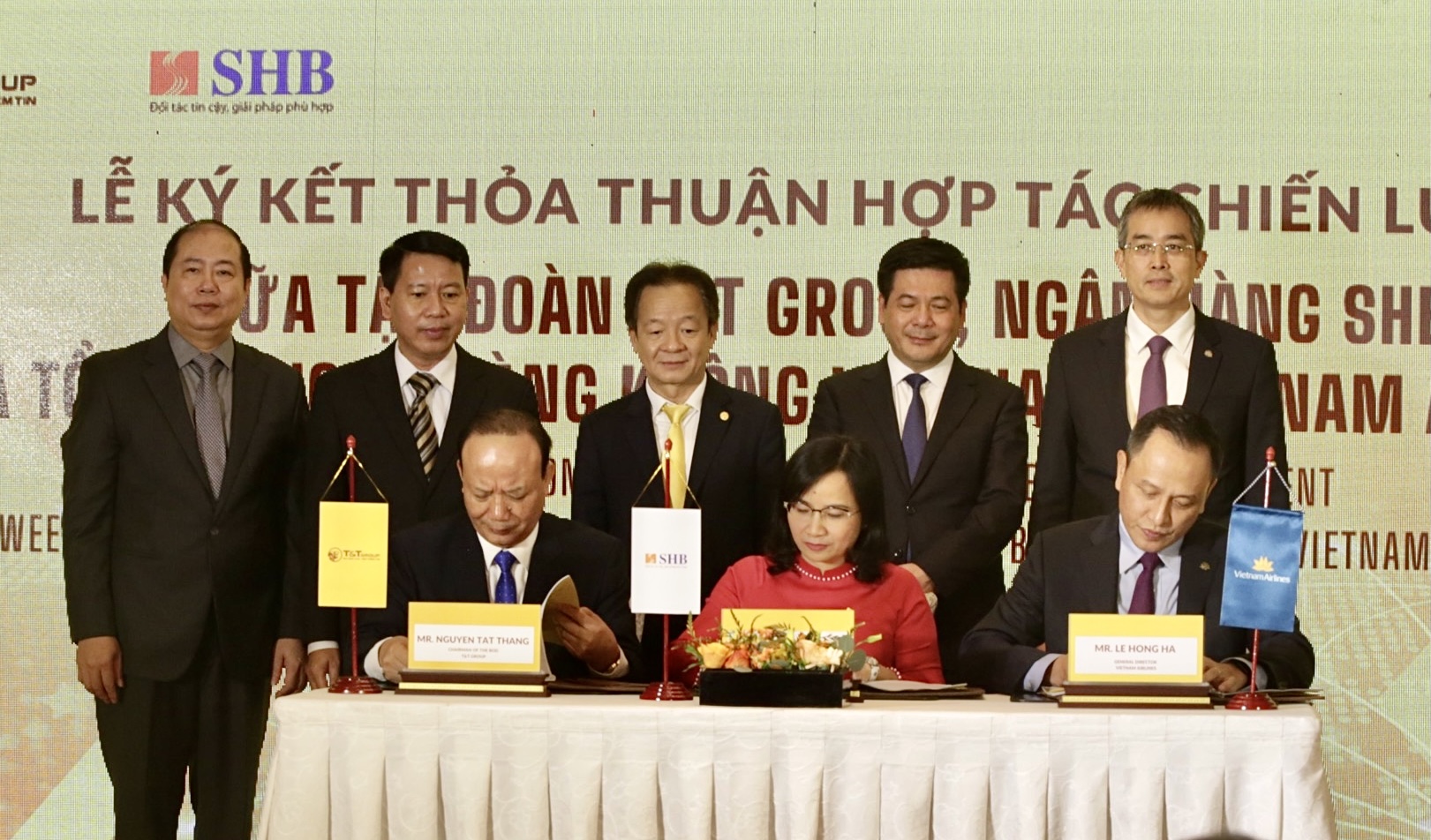 Đại diện l&atilde;nh đạo Tập đo&agrave;n T&amp;T Group, Ng&acirc;n h&agrave;ng SHB v&agrave; Vietnam Airlines k&yacute; thỏa thuận hợp t&aacute;c chiến lược. &nbsp;