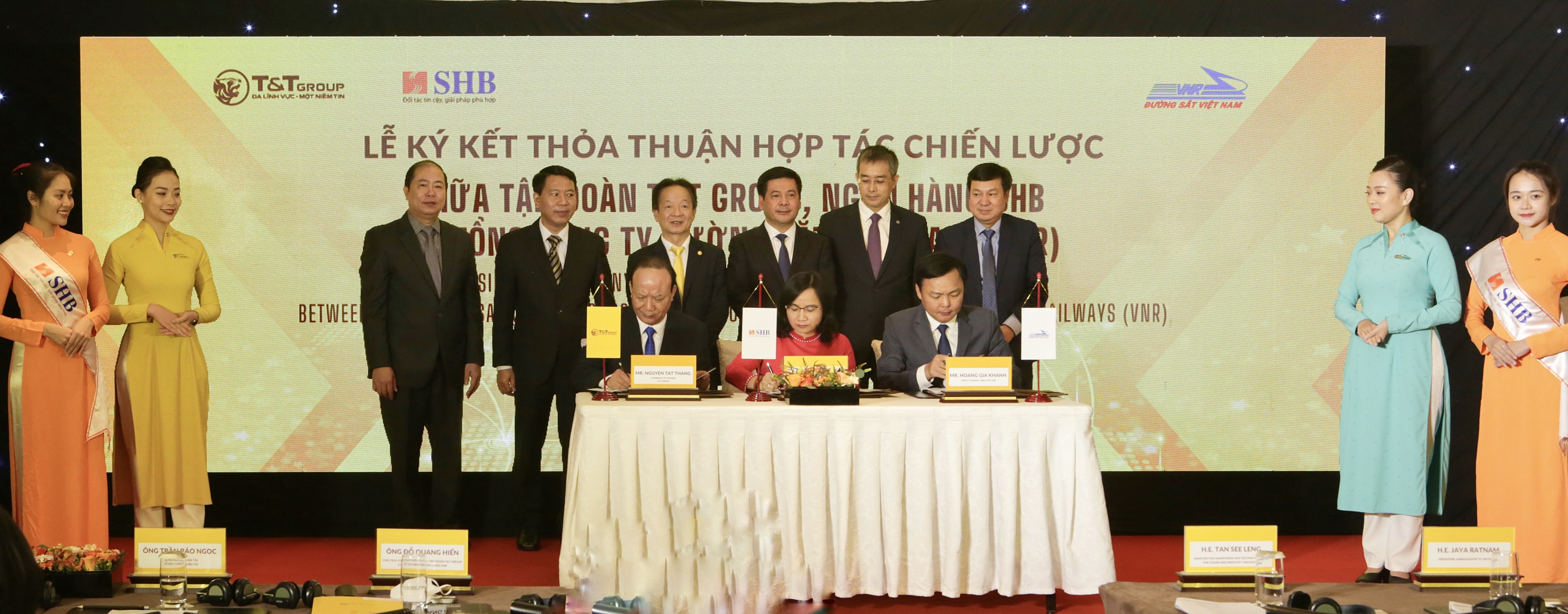 Đại diện l&atilde;nh đạo Tập đo&agrave;n T&amp;T Group, Ng&acirc;n h&agrave;ng SHB v&agrave; Tổng C&ocirc;ng ty Đường sắt Việt Nam k&yacute; thỏa thuận hợp t&aacute;c chiến lược.