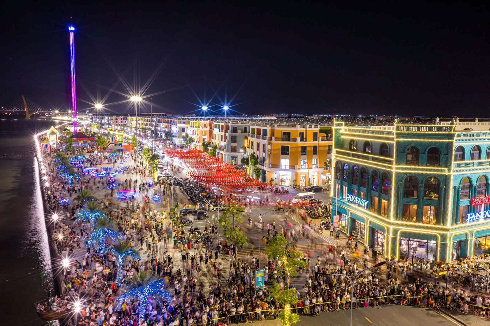 D&ograve;ng người tấp nập, minh chứng cho sức h&uacute;t ng&agrave;y c&agrave;ng lớn của đảo Vũ Y&ecirc;n trong vai tr&ograve; trung t&acirc;m mới của Hải Ph&ograve;ng. &nbsp;