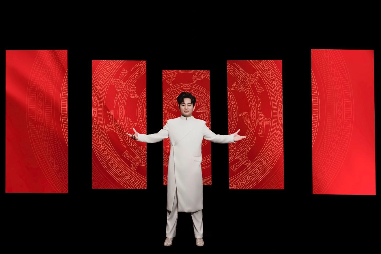 M&agrave;n LED s&aacute;ng tạo trong MV tạo ấn tượng thị gi&aacute;c mạnh mẽ với sự h&ograve;a quyện h&igrave;nh ảnh bản đồ Việt Nam v&agrave; hoa văn trống đồng.