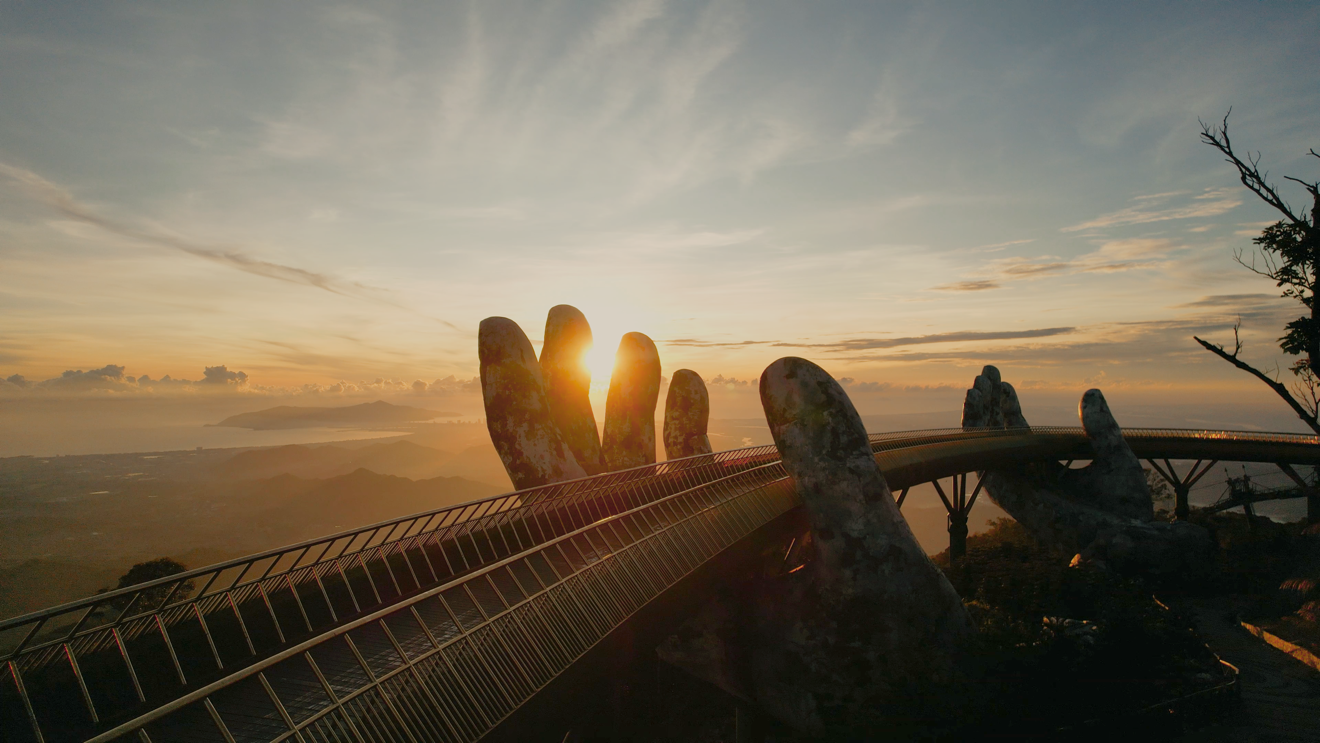 MV thể hiện một Việt Nam đang ph&aacute;t triển kinh tế ng&agrave;y c&agrave;ng vững mạnh tr&ecirc;n bản đồ thế giới, một Việt Nam &ldquo;rừng v&agrave;ng biển bạc&rdquo;, một Việt Nam n&ecirc;n thơ, l&atilde;ng mạn v&agrave; nhiều cảm x&uacute;c.
