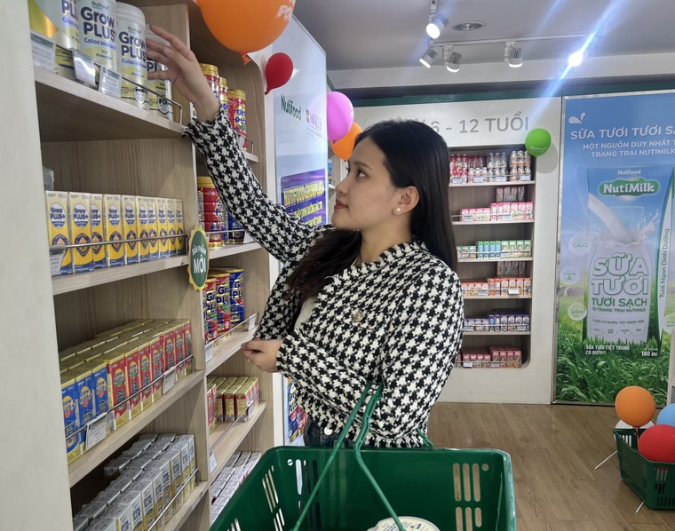 Kh&aacute;ch h&agrave;ng mua sắm tại Ng&ocirc;i nh&agrave; Dinh dưỡng Nutifood.