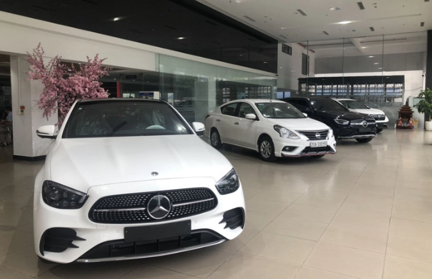 Chuyện lạ ở Th&#225;i Nguy&#234;n: Xe sang Mercedes-Benz b&#225;n tại showroom Nissan - Ảnh 1