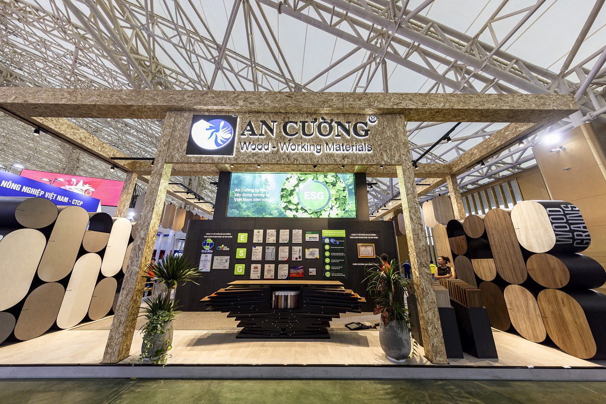 Nh&agrave; triển l&atilde;m Kim Quy trưng b&agrave;y th&agrave;nh tựu của c&aacute;c bộ ban ng&agrave;nh, 34 tỉnh th&agrave;nh v&agrave; h&agrave;ng trăm doanh nghiệp &nbsp;