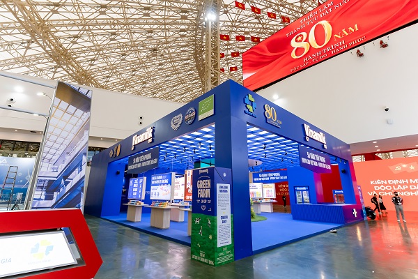 Với sắc xanh rực rỡ v&agrave; thiết kế hiện đại, gian h&agrave;ng Vinamilk nổi bật ngay cổng v&agrave;o kh&ocirc;ng gian &ldquo;Khởi nghiệp kiến quốc&rdquo; - nơi t&ocirc;n vinh vai tr&ograve; của kinh tế tư nh&acirc;n theo tinh thần Nghị quyết 68 của Bộ Ch&iacute;nh trị về ph&aacute;t triển kinh tế tư nh&acirc;n (Ảnh: Duy Cường).