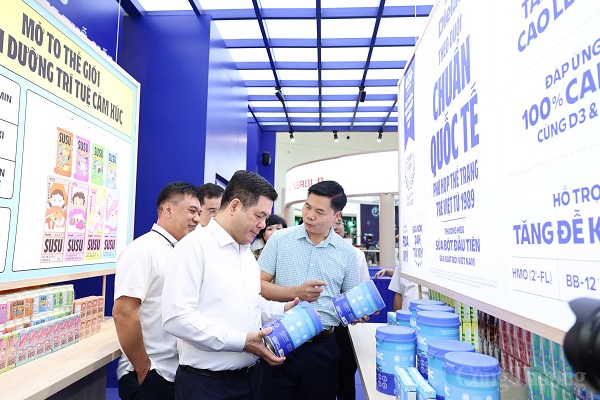 Bộ trưởng Bộ C&ocirc;ng Thương Nguyễn Hồng Di&ecirc;n tham quan v&agrave; kiểm tra gian h&agrave;ng&nbsp;Vinamilk tại khu trưng b&agrave;y (Ảnh: Nam Nguyễn).