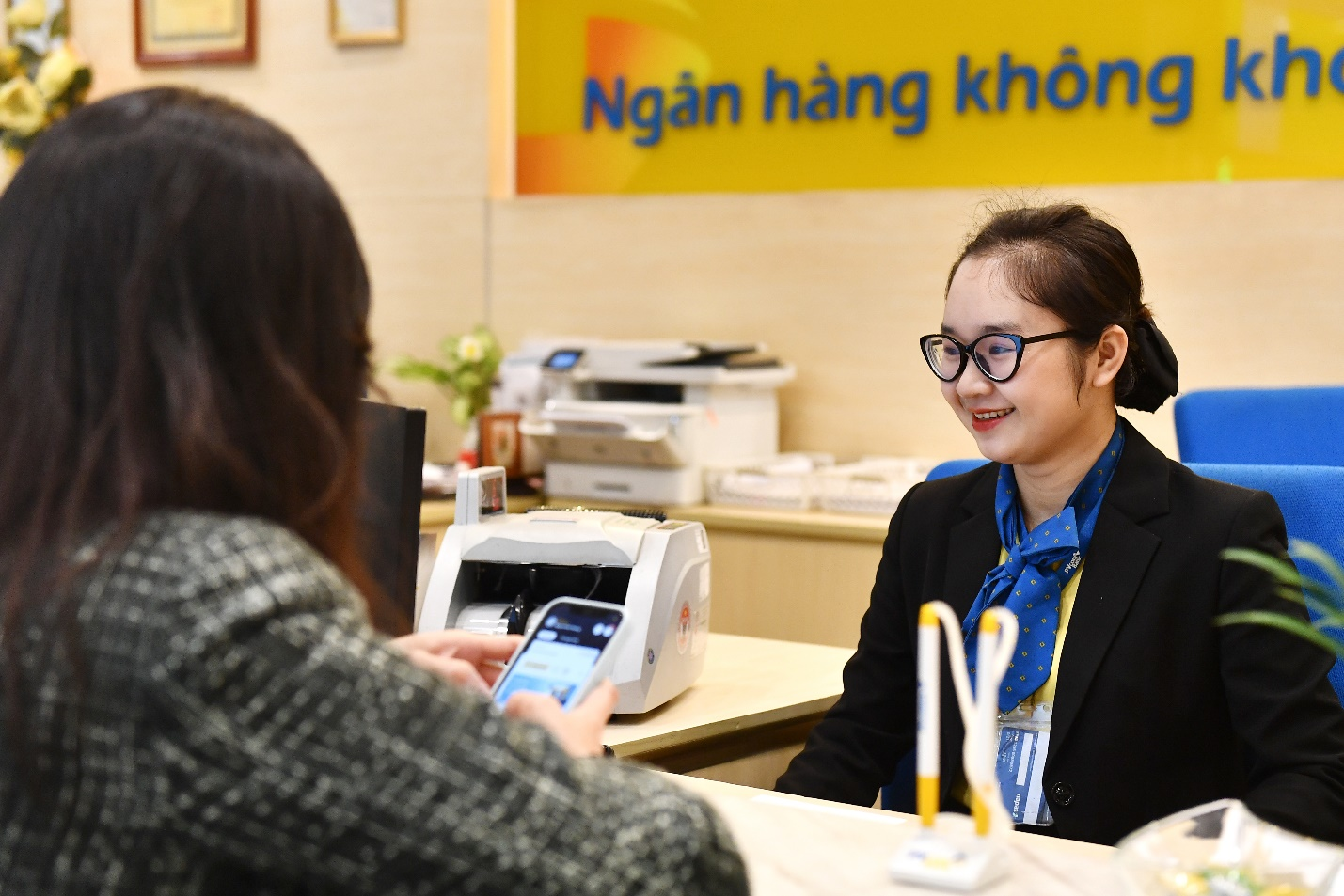 Kh&ocirc;ng dừng lại ở việc phục vụ, PVcomBank c&ograve;n chủ động lắng nghe v&agrave; đồng h&agrave;nh c&ugrave;ng kh&aacute;ch h&agrave;ng &nbsp;