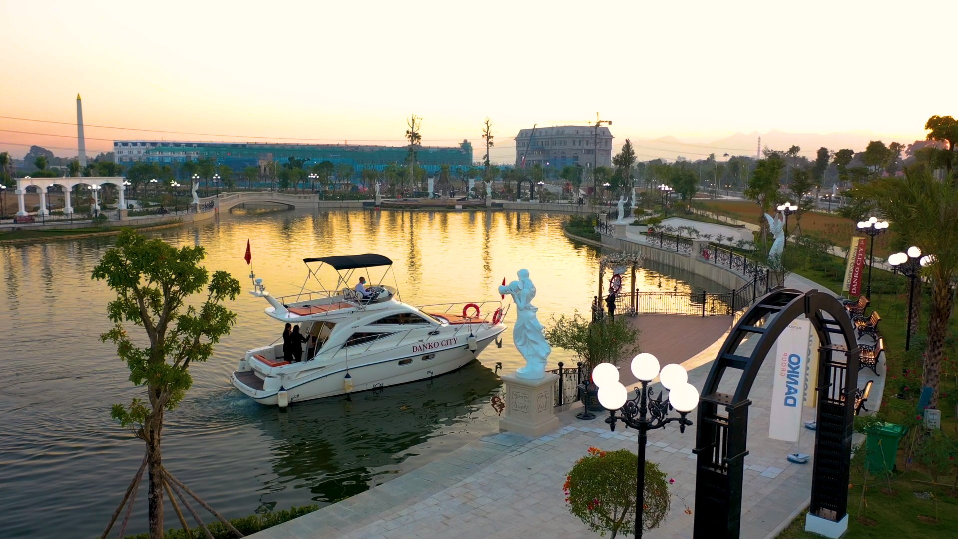 Ho&agrave;ng h&ocirc;n l&atilde;ng mạn tr&ecirc;n bến du thuyền Monaco