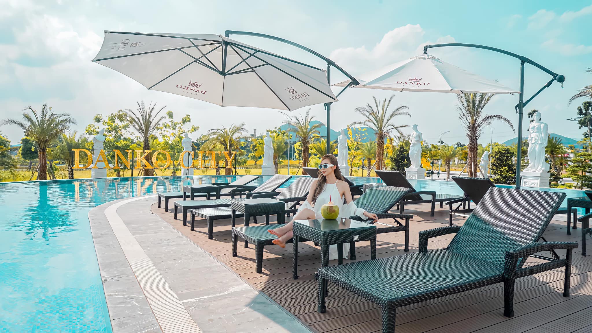 Tận hưởng tại bể bơi phong c&aacute;ch resort