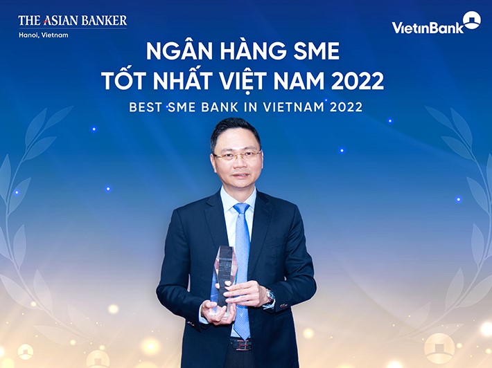 &Ocirc;ng Nguyễn Thanh T&ugrave;ng - Gi&aacute;m đốc Khối KHDN VietinBank đại diện VietinBank đ&oacute;n nhận Giải thưởng Ng&acirc;n h&agrave;ng SME tốt nhất Việt Nam 2022