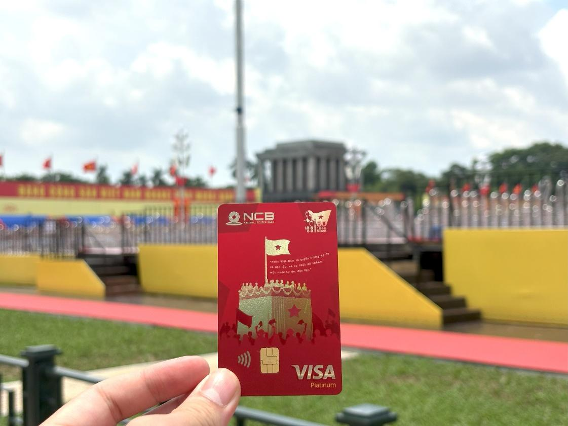 Ngắm những khung h&#236;nh rực rỡ của thẻ NCB Visa Tự h&#224;o check-in dịp Quốc kh&#225;nh - Ảnh 2