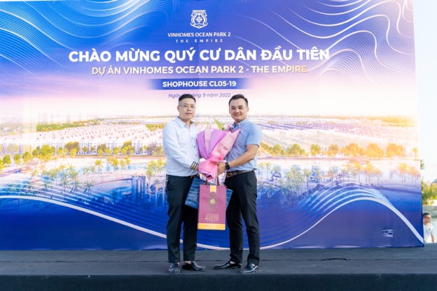 Kh&aacute;ch h&agrave;ng Thiều Ngọc Sơn nhận hoa v&agrave; qu&agrave; b&agrave;n giao từ Chủ đầu tư Vinhomes d&agrave;nh cho chủ nh&acirc;n căn shophouse đầu ti&ecirc;n của dự &aacute;n Vinhomes Ocean Park 2 &ndash; The Empire.