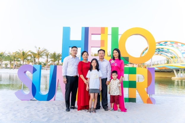 Gia đ&igrave;nh kh&aacute;ch h&agrave;ng chụp ảnh tại Tổ hợp biển tạo s&oacute;ng nh&acirc;n tạo lớn nhất thế giới Royal Wave Park (đ&atilde; được đưa v&agrave;o vận h&agrave;nh từ 30/4/2022).