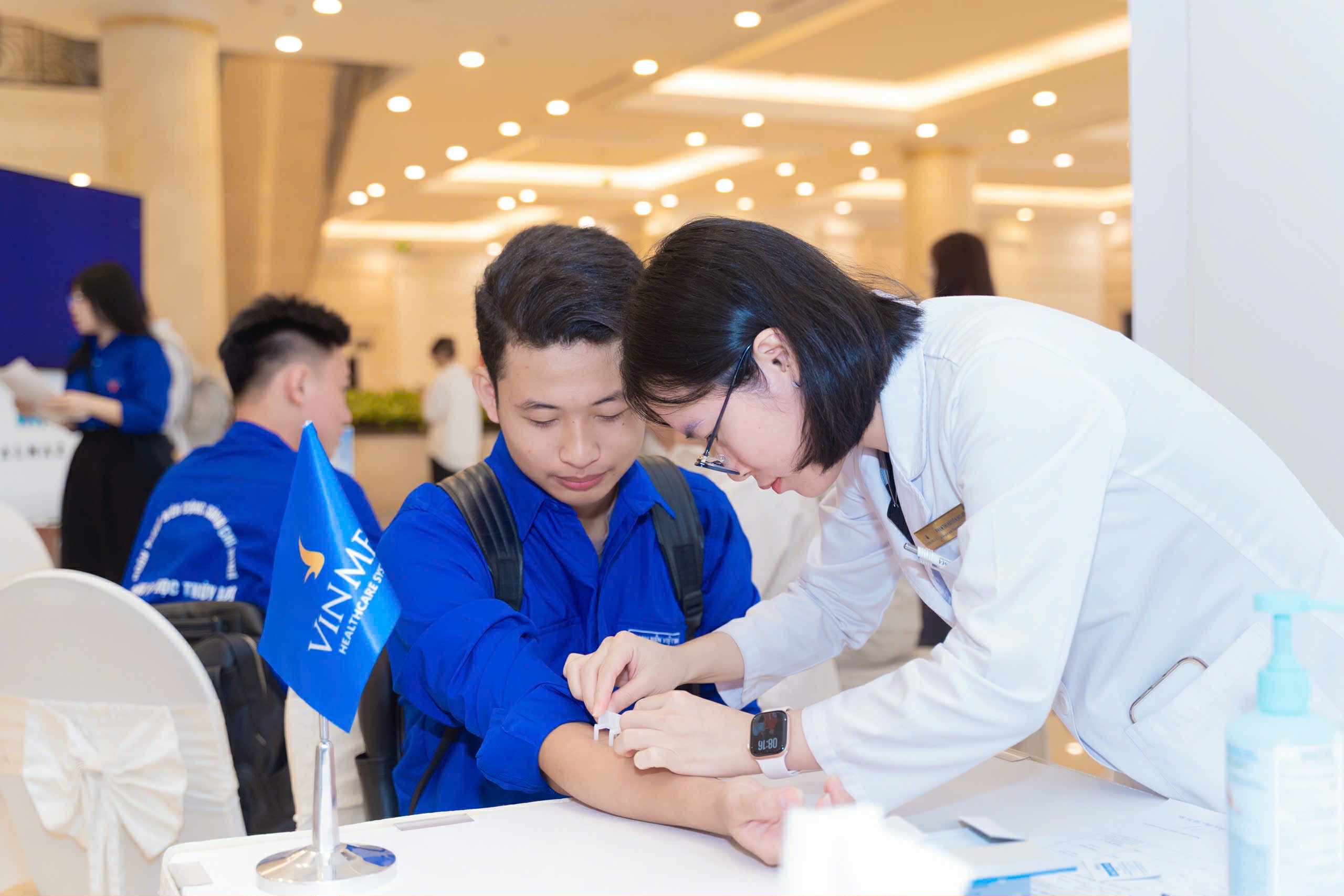 Hưởng ứng chiến dịch C&ugrave;ng h&agrave;nh động v&igrave; bầu trời xanh&rdquo; Vinmec triển khai Tuần lễ &ldquo;M&ocirc;i trường v&agrave; Bệnh l&yacute; dị ứng đường thở&rdquo; với hoạt động test dị nguy&ecirc;n miễn ph&iacute; cho kh&aacute;ch mời ngay tại tạo đ&agrave;m.