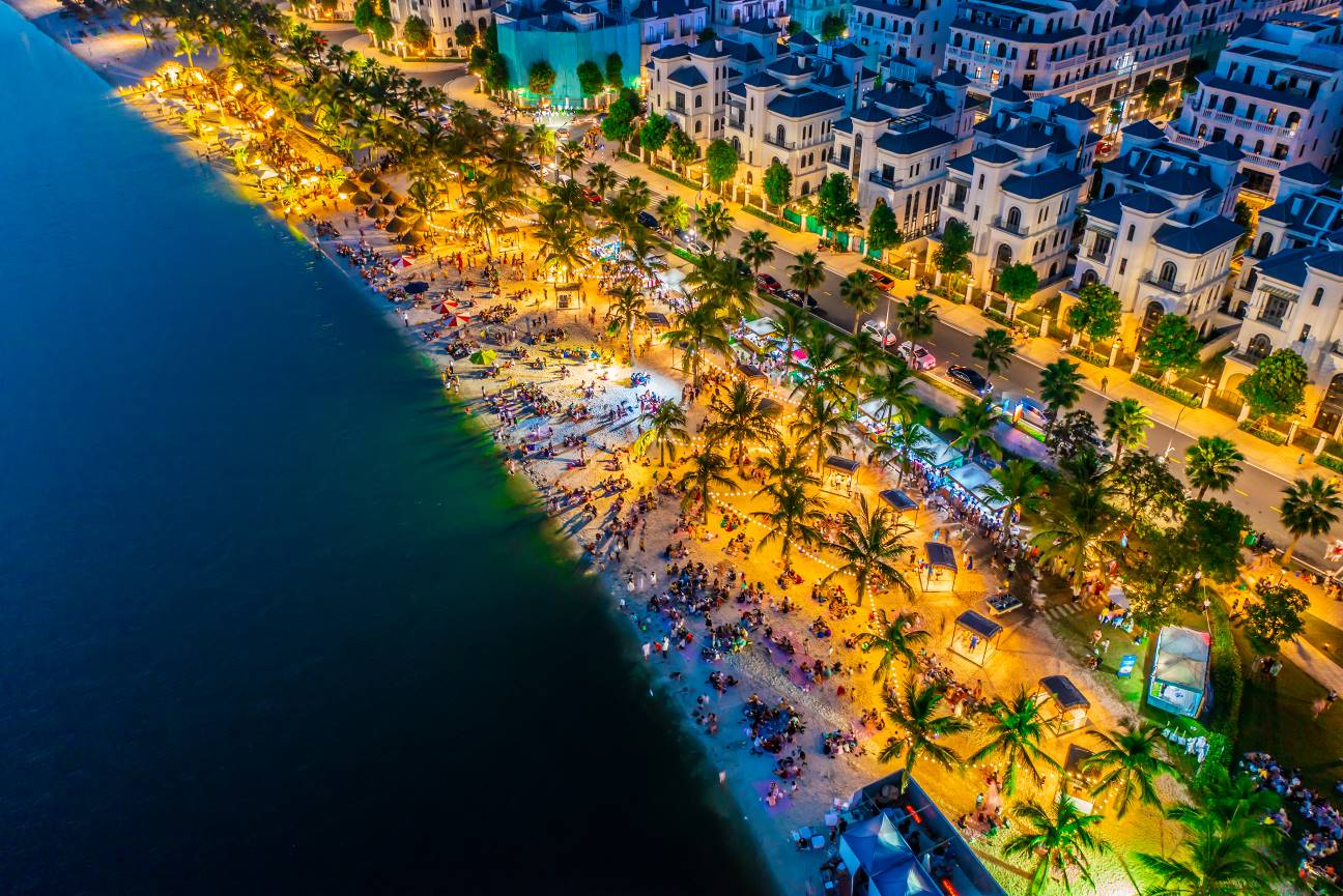 Khi Vinhomes Ocean Park &ldquo;l&ecirc;n đ&egrave;n&rdquo;, h&agrave;ng ngh&igrave;n cư d&acirc;n cũng đ&atilde; &ldquo;l&ecirc;n đồ&rdquo; xuống phố vui dạ hội