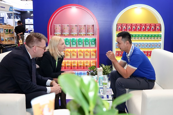 C&aacute;c sản phẩm xanh, sản xuất theo ti&ecirc;u ch&iacute; th&acirc;n thiện với m&ocirc;i trường của Vinamilk được nhiều người mua h&agrave;ng (buyer) quốc tế quan t&acirc;m tại Triển l&atilde;m Vietnam International Sourcing 2025.